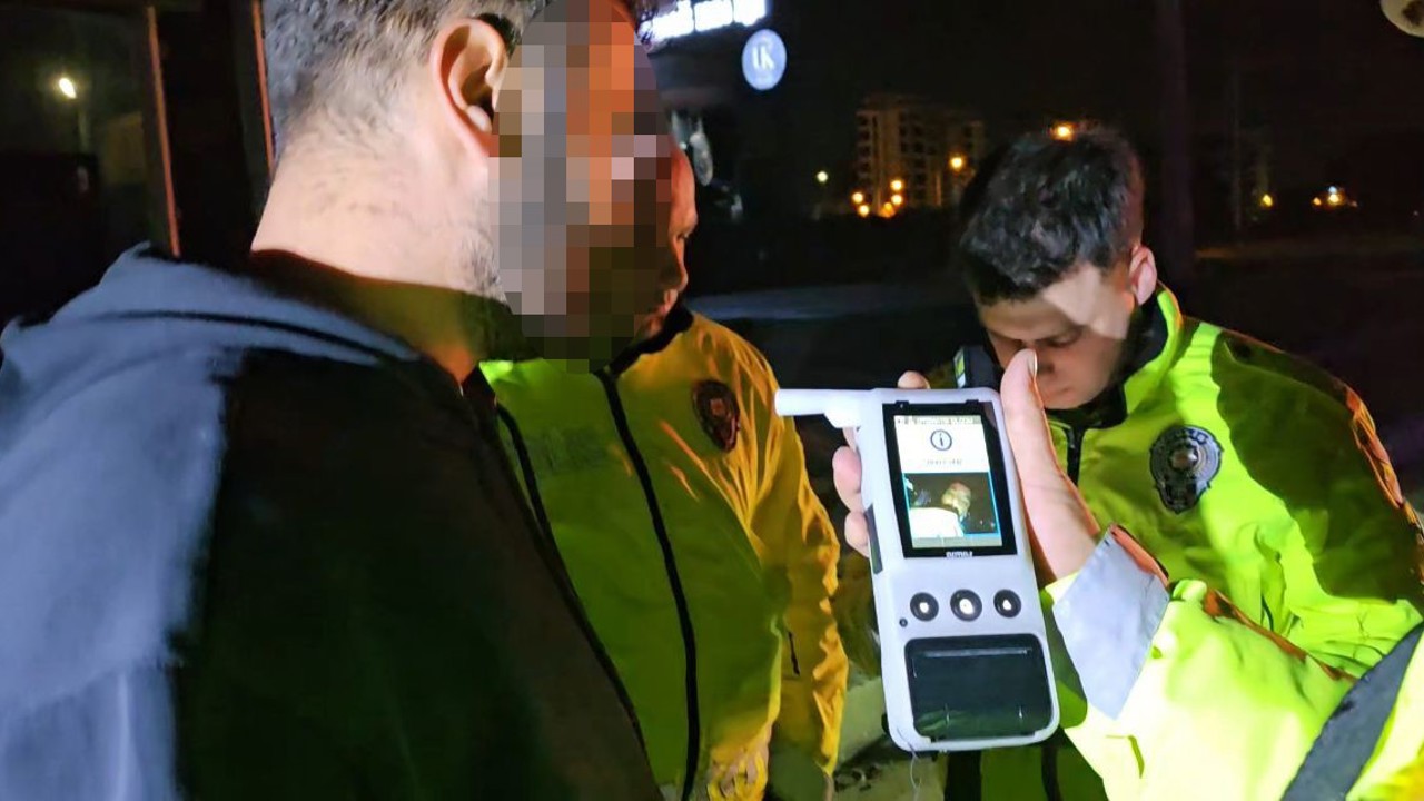 Alkollü sürücü kaza yaptı, yaralanan eşini suçladı: "Eşimle kavga ettik, direksiyonu kırdı"
