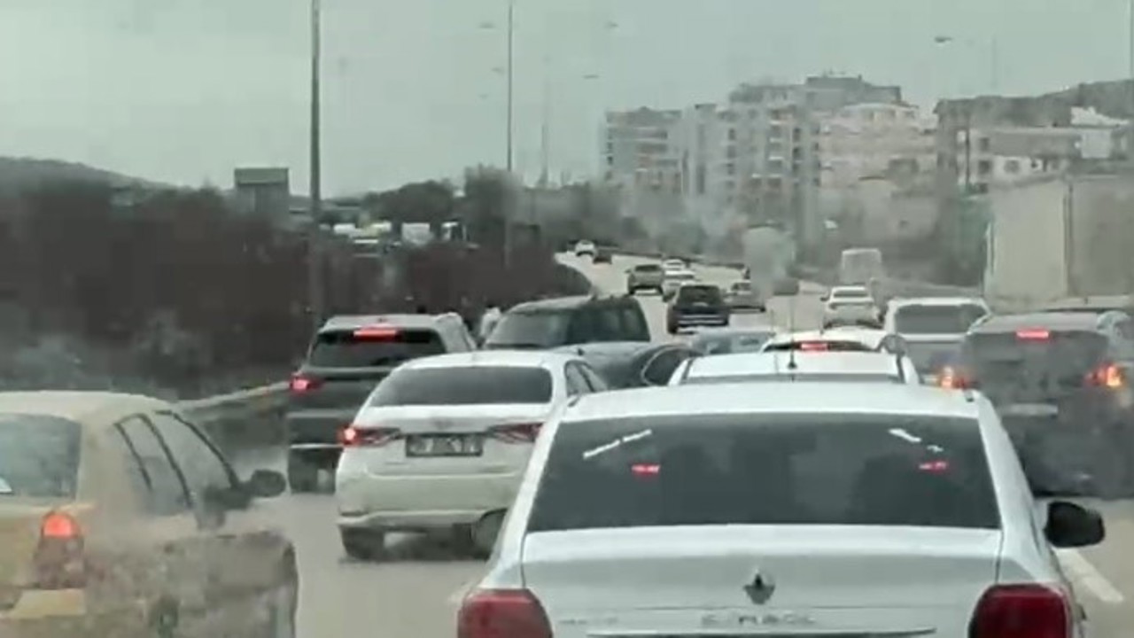 Otobanda tehlike...Ters yöne giren araç trafiği kilitledi
