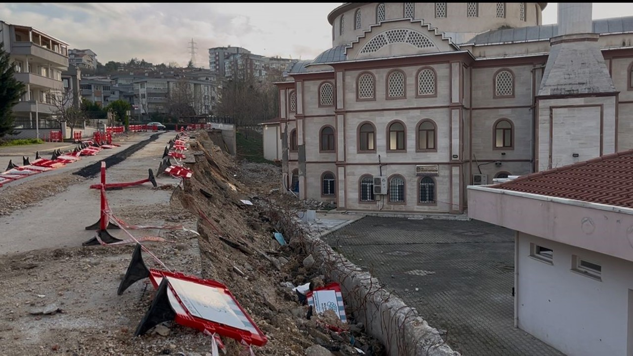 Bursa’da 2 aylık çile...Çöken duvar yolu da camiyi de kapattı
