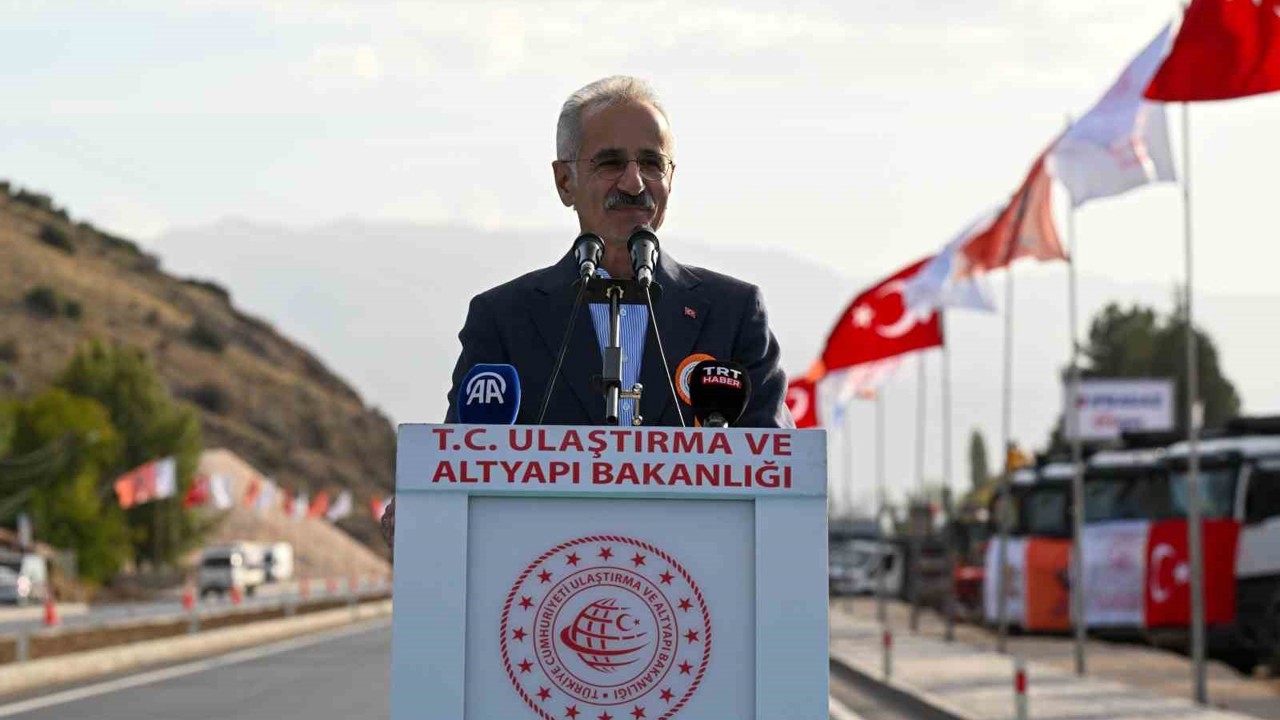 Bakan Uraloğlu: "Dünyanın çevresinin 4’te 3’ü kadar bölünmüş yol yaparak, 30 bin kilometrelik dev eşiği geride bıraktık"
