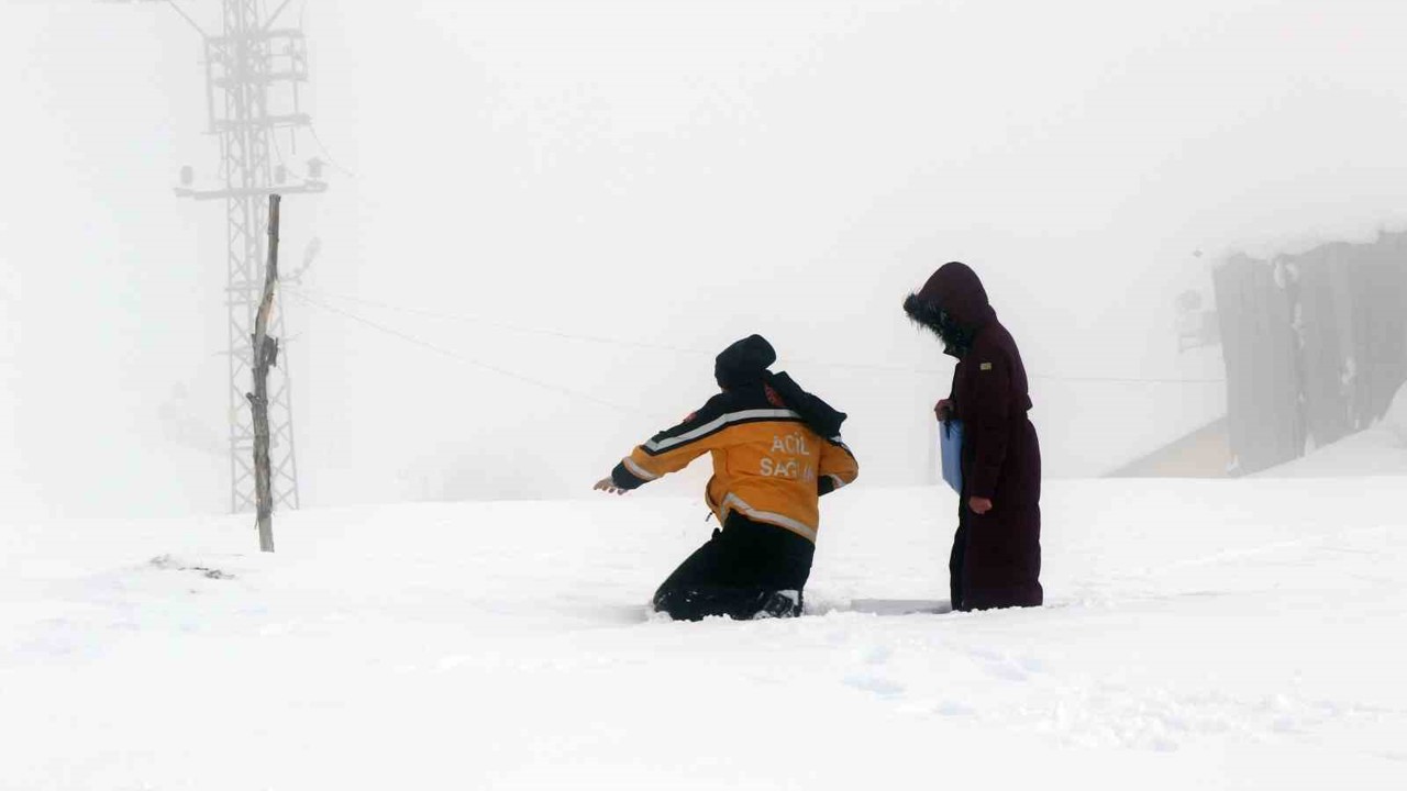 Kar ve tipiye rağmen şifa yolu açık, paletli ambulanslar görevde
