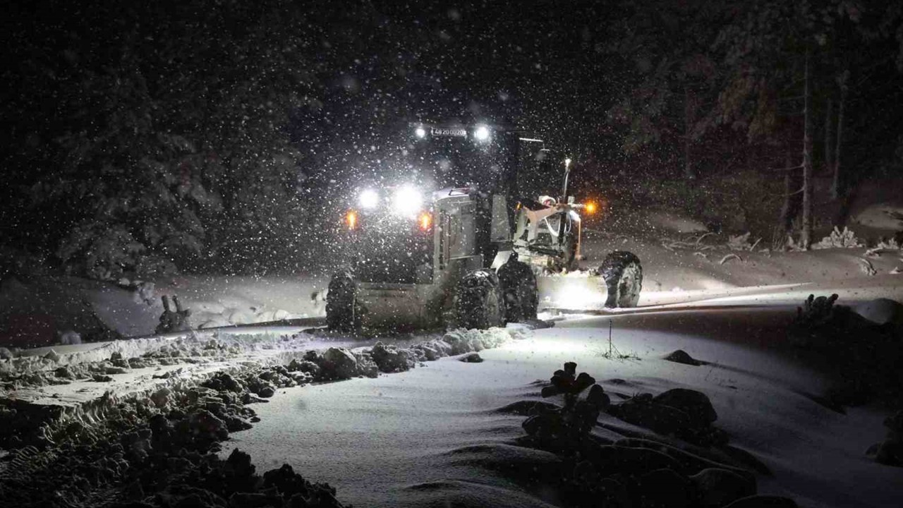 Menteşe Belediyesi ekipleri gece boyunca kar ile mücadele etti
