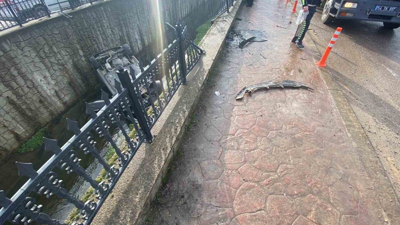 Sakarya’da kanala devrilen otomobilin sürücüsü 7 günlük hayat mücadelesini kaybetti
