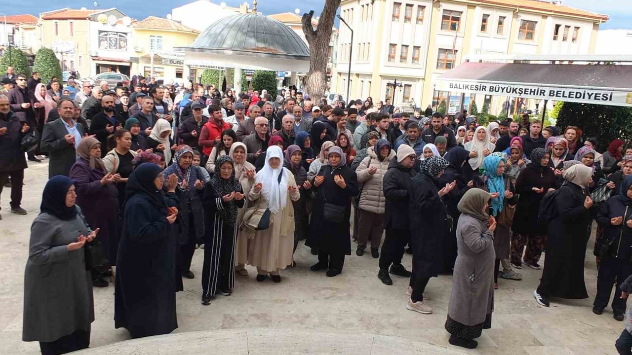 Balıkesir’de umreciler dualarla uğurlandı
