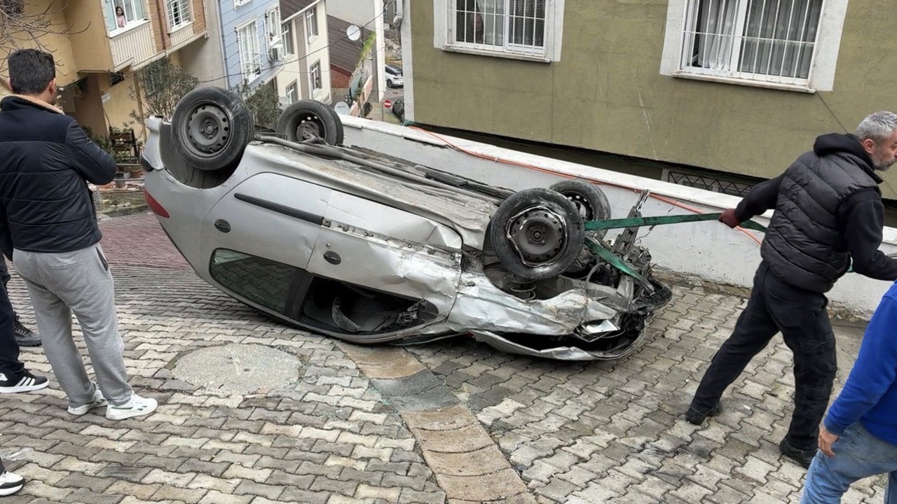 Kağıthane’de faciadan dönüldü: Doğal gaz kutusuna çarpan otomobil takla attı
