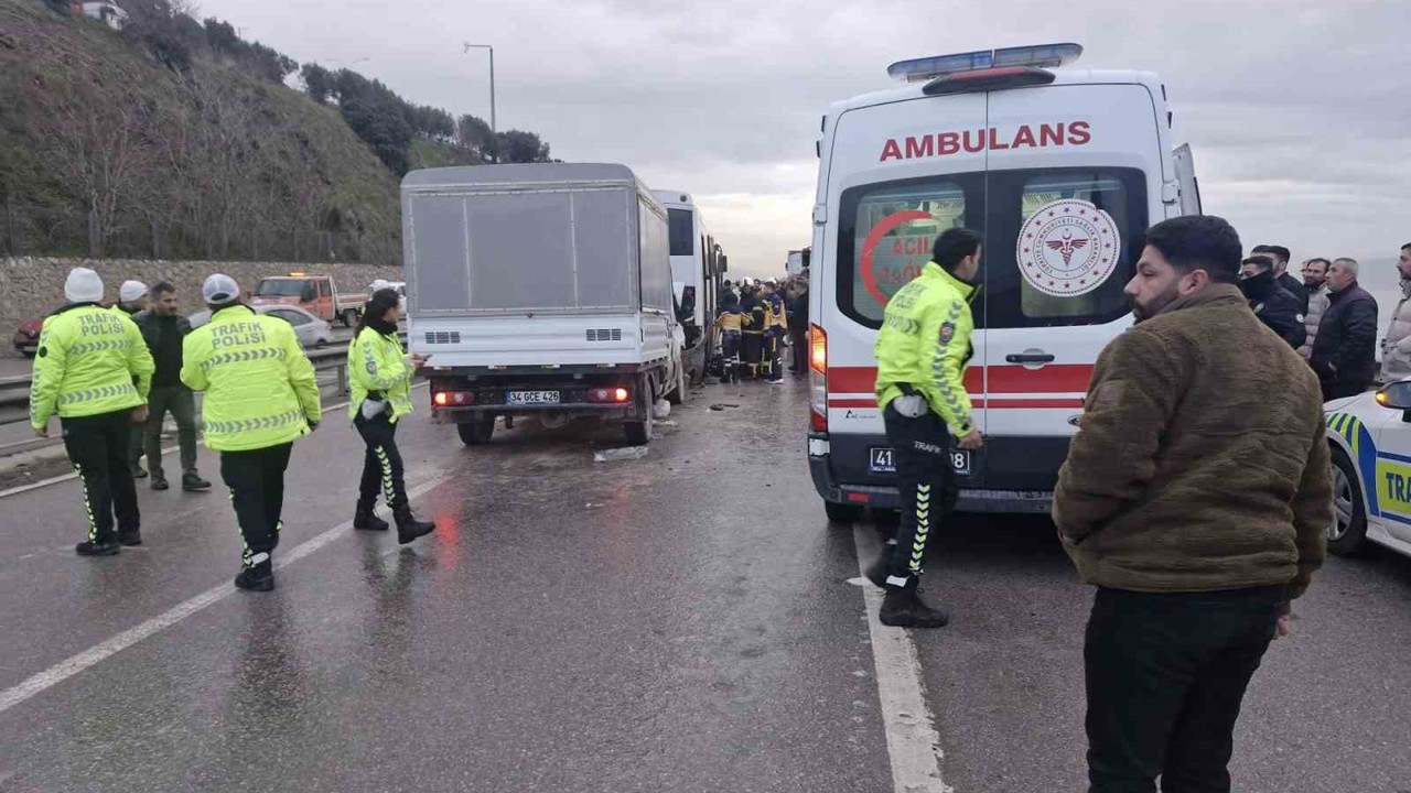 Kocaeli’de 3 araçlı zincirleme kaza: 7 yaralı
