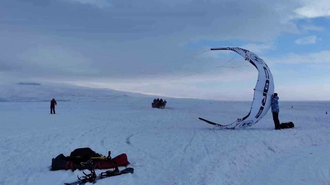 Çıldır Gölü’nde paraşütle uçma heyecanı yaşandı
