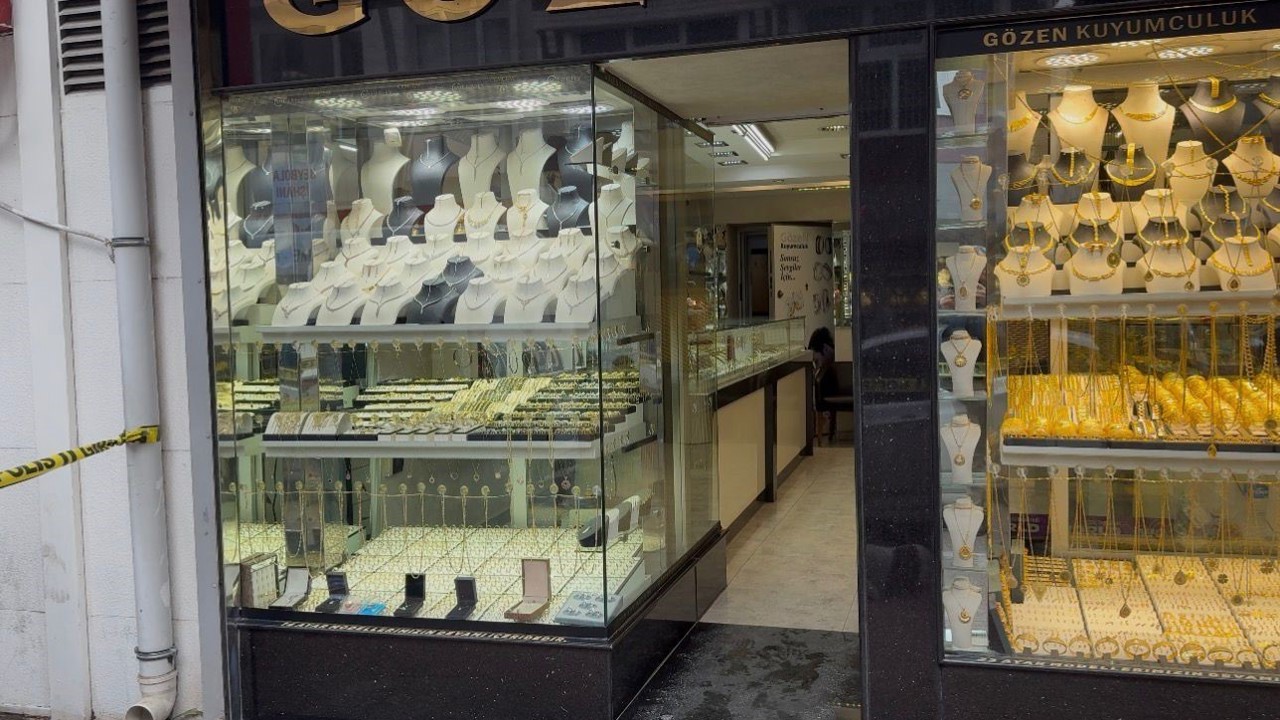 Kuyumcuda silahlı soygun: Önce 1 kilo istedi, sonra 100 gramlık külçeyi alıp kaçtı
