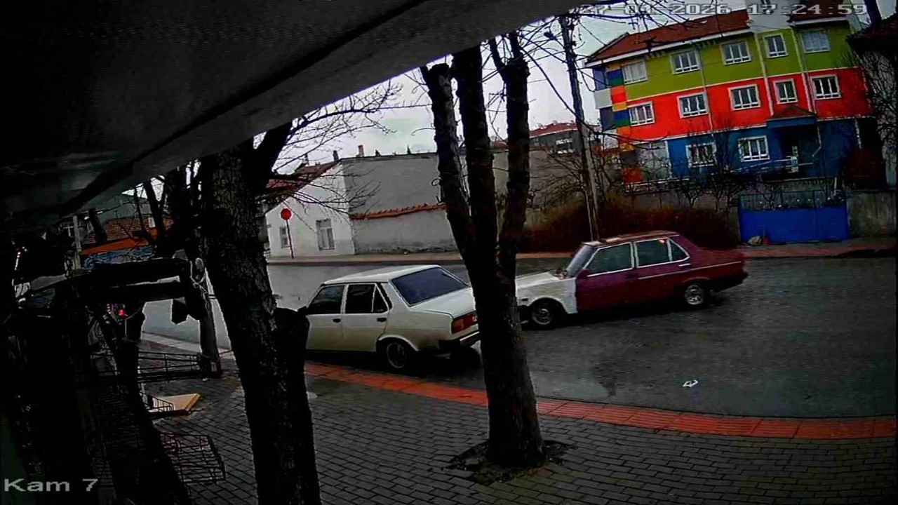 Karaman’da bir sürücünün park halindeki otomobile aracıyla çarparak kaçtığı anlar kameraya yansıdı
