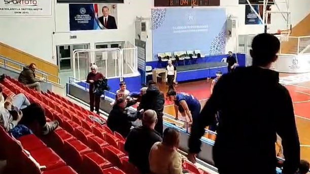 Kocaeli’de U16 basketbol maçında yumruklar havada uçuştu
