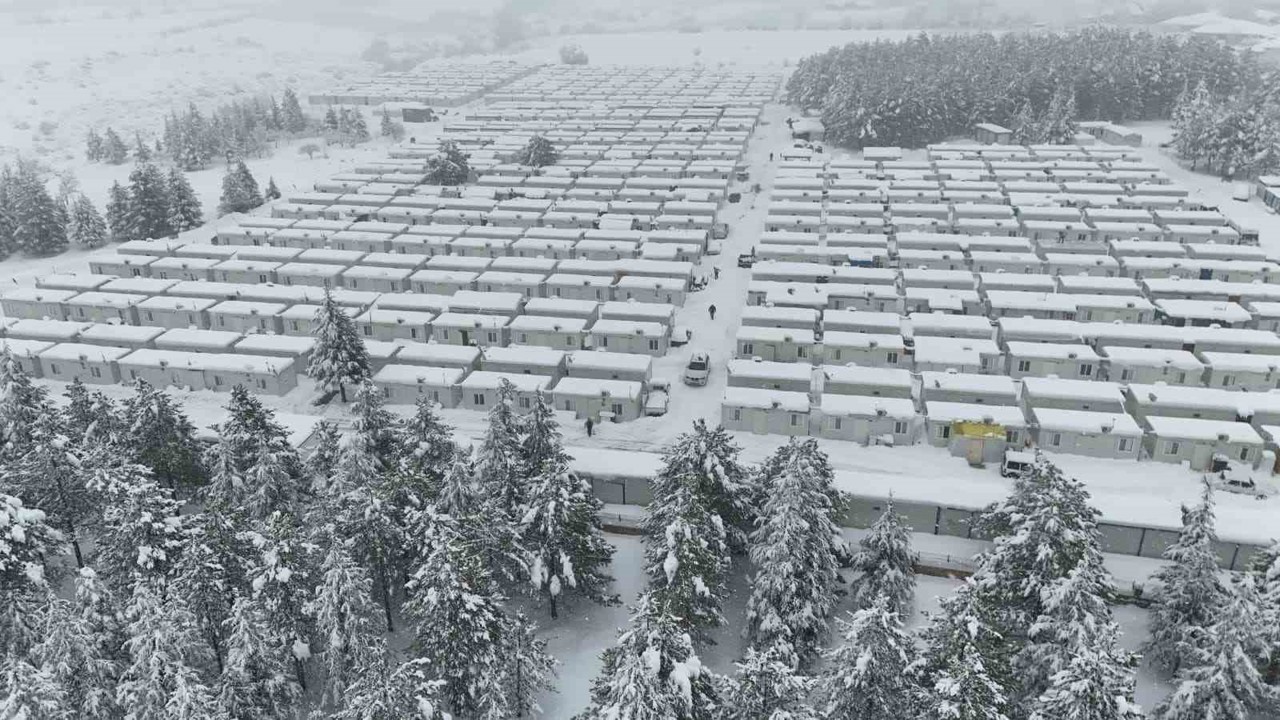 Kar kalınlığının 1 metreyi bulduğu Doğanşehir havadan görüntülendi
