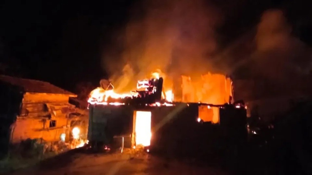 Sinop’ta çıkan yangında ev küle döndü
