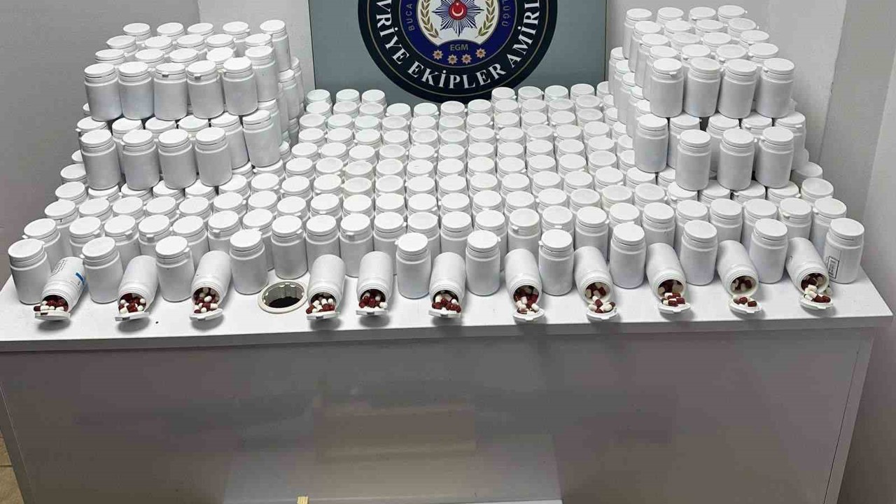 İzmir’de durdurulan araçtan binlerce uyuşturucu hap çıktı
