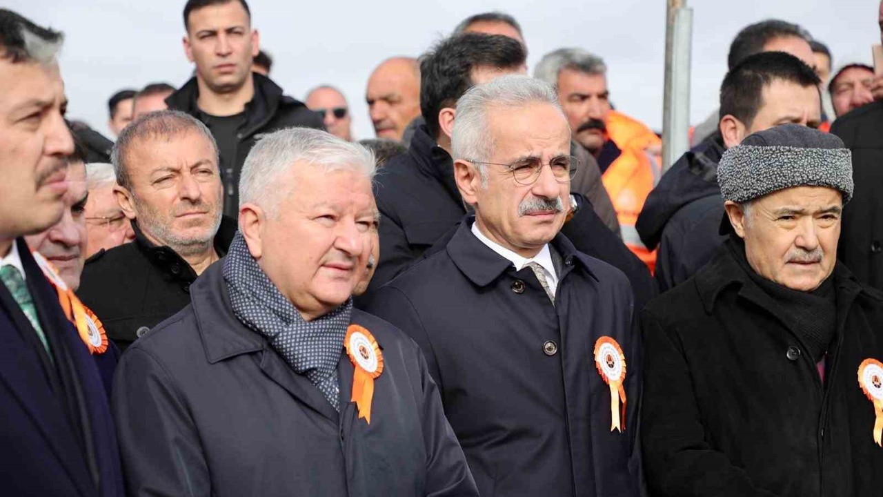 Bakan Uraloğlu: "Bölünmüş yol ağını 30 bin kilometrenin üzerine çıkarmanın gururunu yaşıyoruz"

