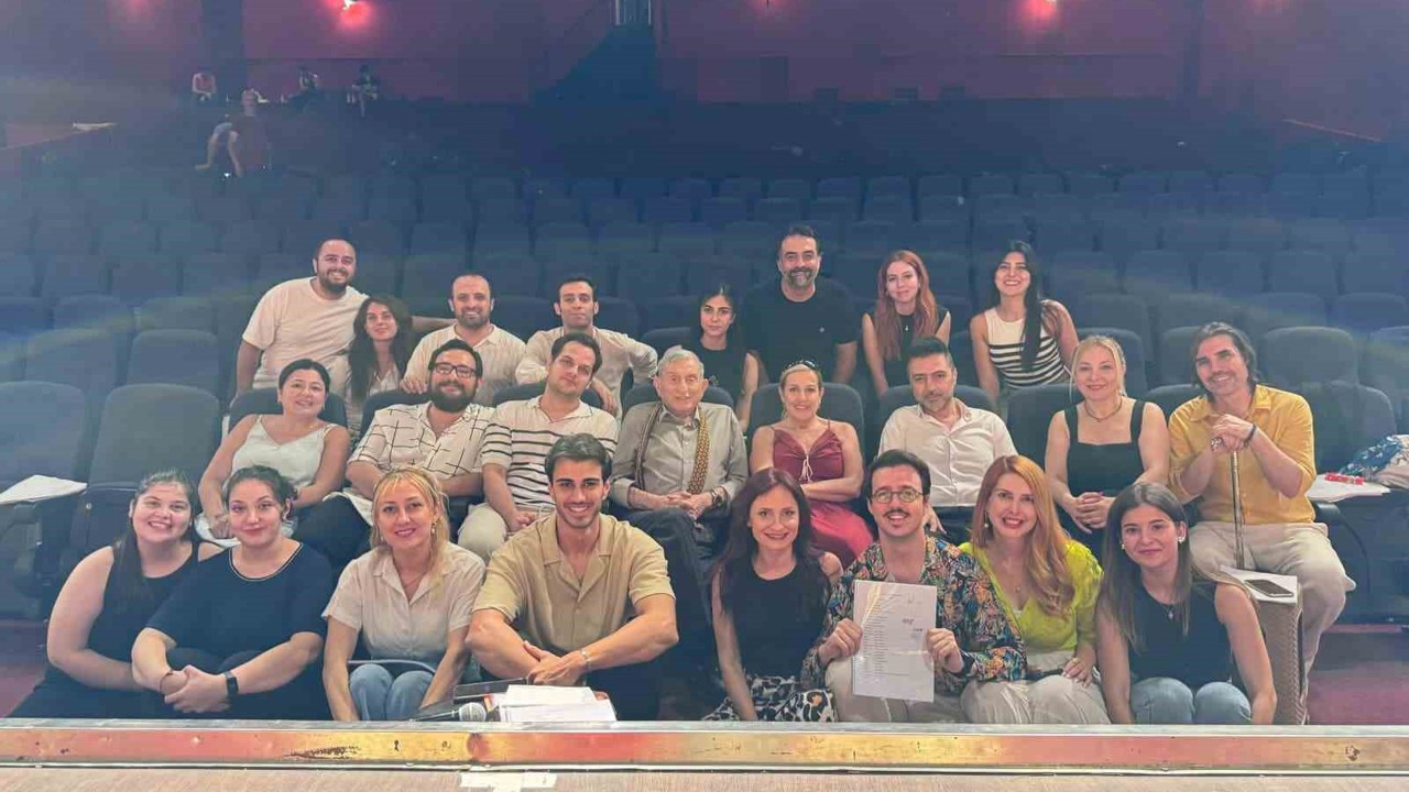 Haldun Dormen’in son prodüksiyonu, Sahne Tozu Tiyatrosu’nda yaşamaya devam ediyor

