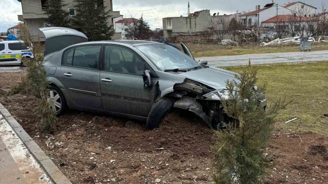 İki aracın çarpıştığı kazada şans eseri ölen ya da yaralanan olmadı
