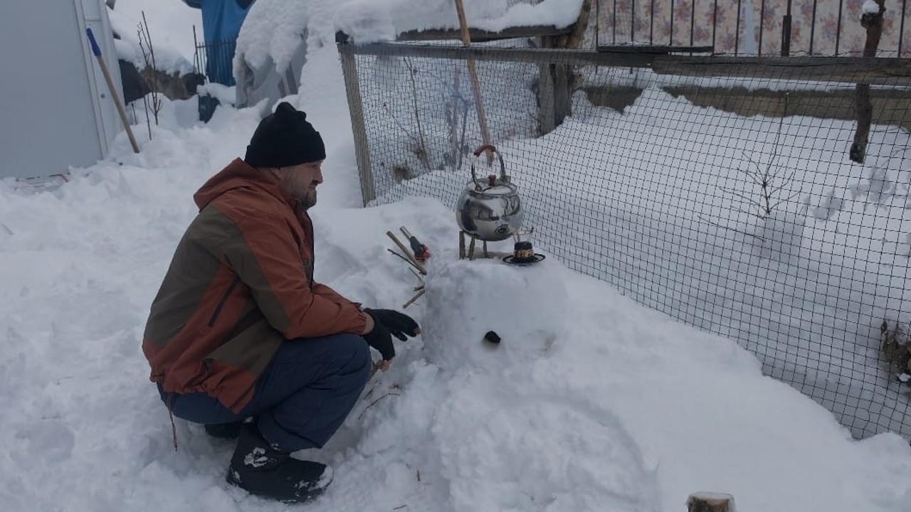 Malatya’da kardan soba yapan esnaf çay demledi
