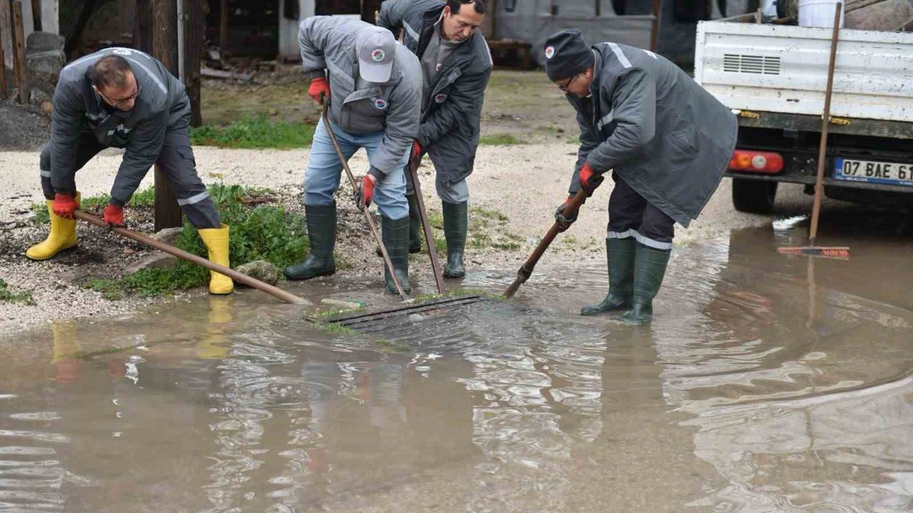 Kepez Belediyesi sağanak yağışlara karşı seferber oldu
