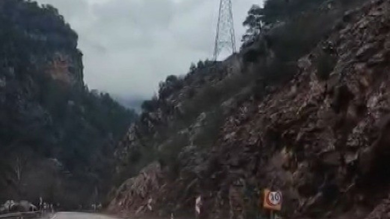 Saimbeyli’de yağışlar sonrası yola yine kaya düştü
