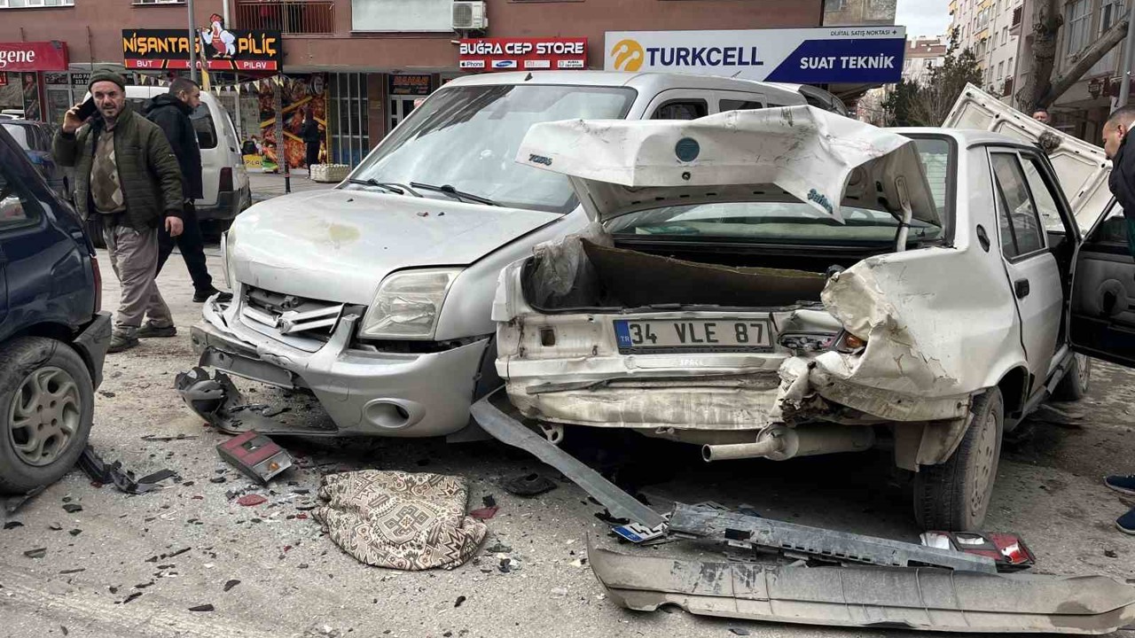 Kamyonet, kırmızı ışıkta bekleyen 7 aracın arasına daldı: 2 yaralı
