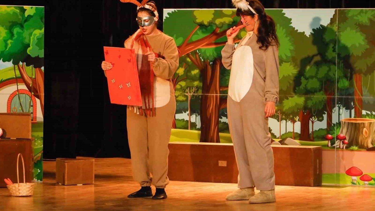 Körfez’de minik öğrenciler "Haylaz Tavşan" oyunuyla eğlendi
