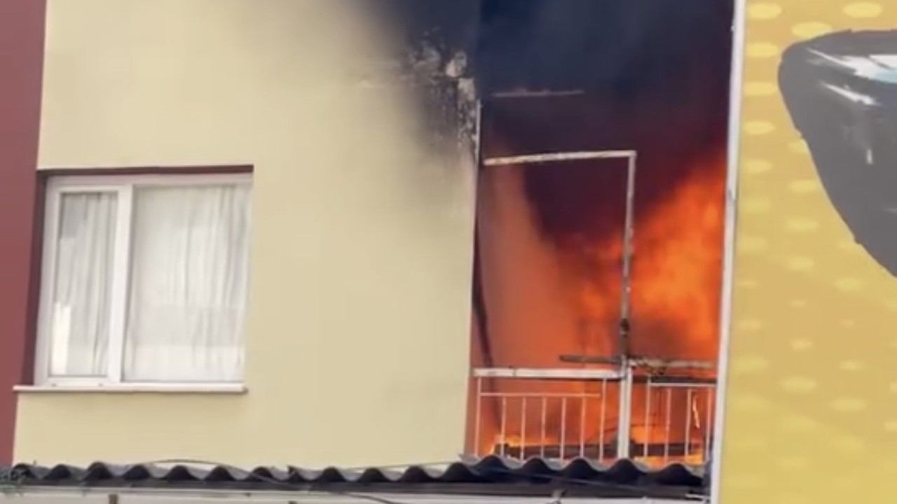 İzmir’de yangında ev alevlere teslim oldu
