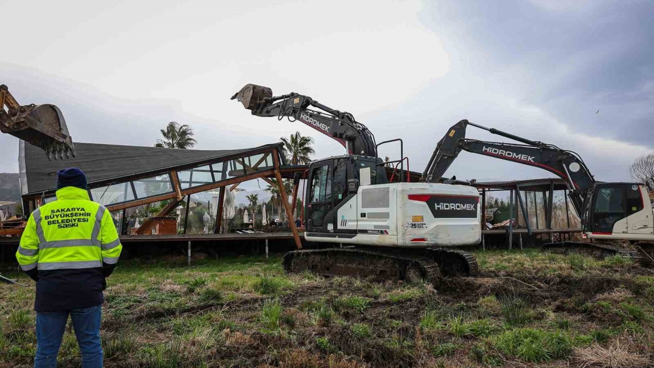 Sapanca Gölü kıyısında kaçak iskele ve yapı yıkımları devam ediyor: 89 yapı kaldırıldı
