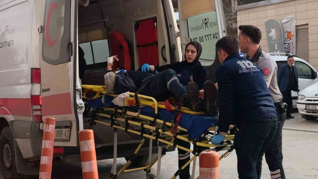 Makineye sıkışan işçi ağır yaralandı
