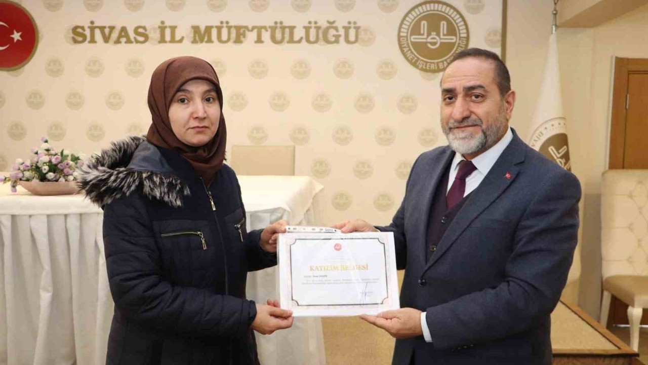 Kur’an Kursu öğreticileri sertifikaları aldı
