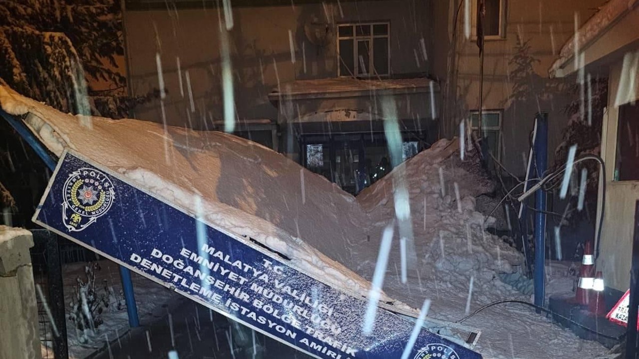 Malatya’da kar kütlesinin ağırlığına dayanamayan Sürgü Bölge Trafik Denetleme İs