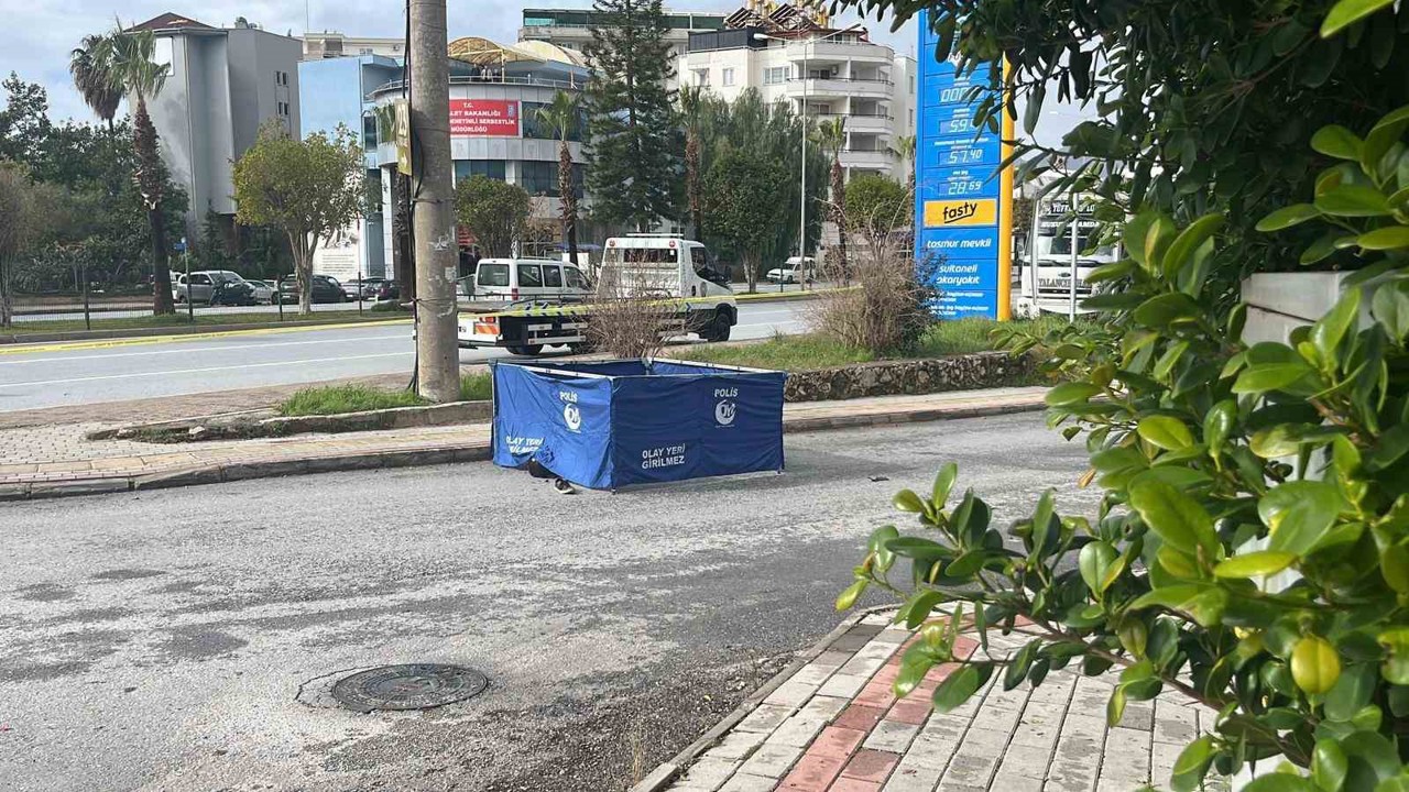 Alanya’da ölümle sonuçlanan trafik kazası güvenlik kamerasına yansıdı
