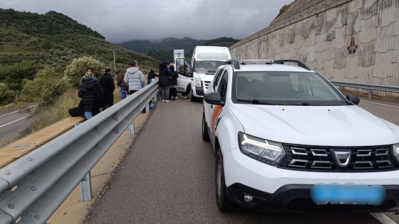 Ayvacık’ta 27 kaçak göçmen ile 2 göçmen kaçakçısı yakalandı
