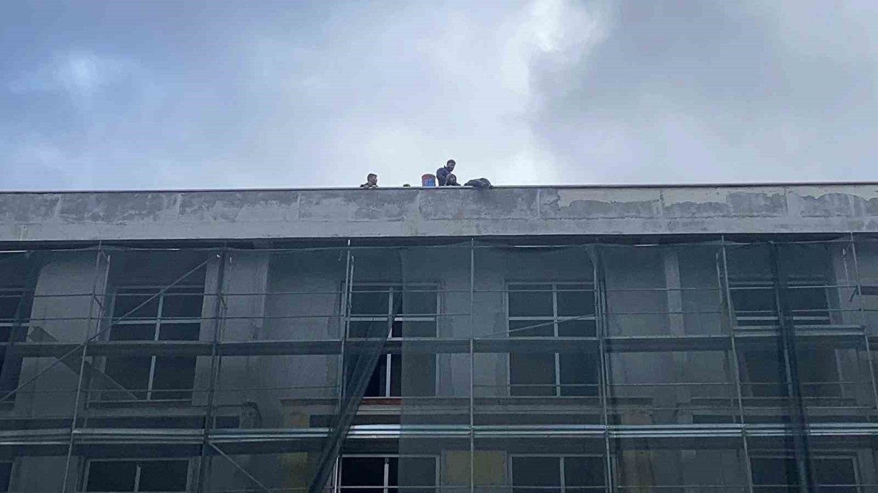 Bolu’da okul inşaatında işçiler parasını alamayınca çatıya çıktı
