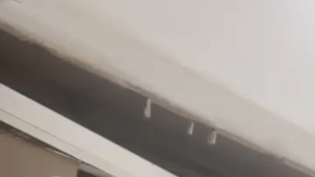 Yeni yapılan binada mutfağın tavanı çöktü... O anlar kamerada
