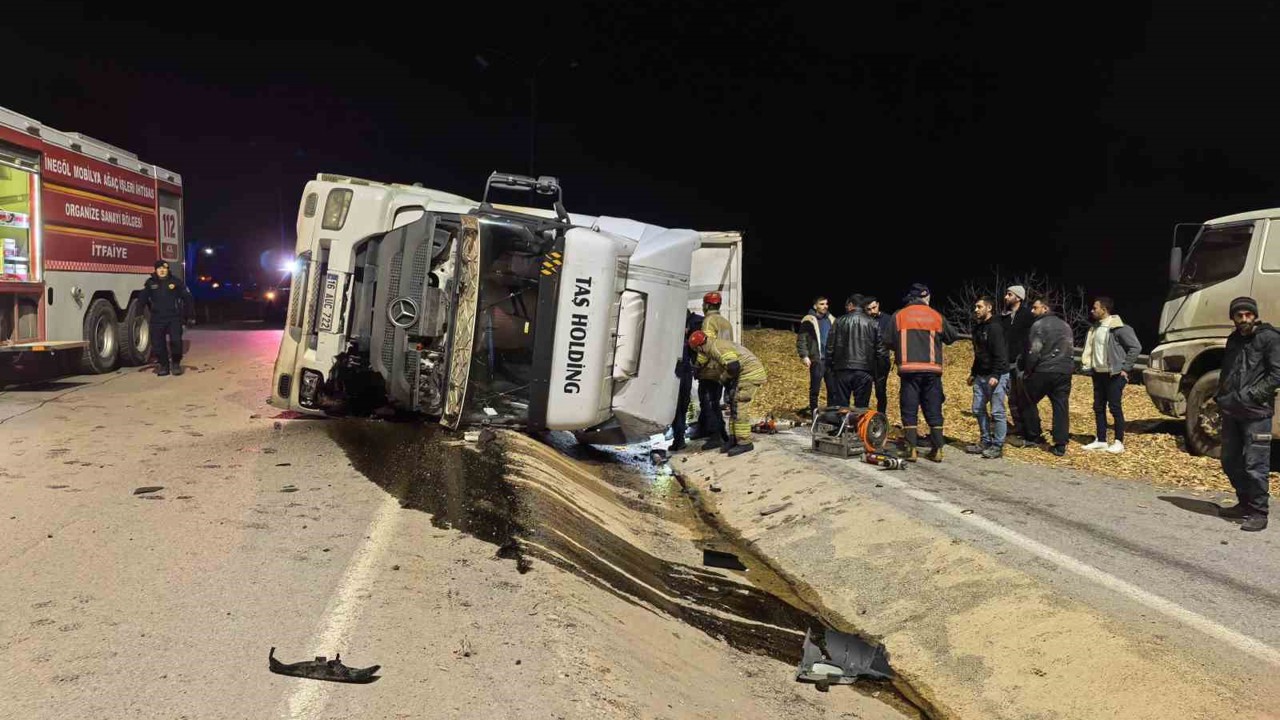 Bursa’da talaş yüklü tır devrildi: Araçta sıkışan genç sürücü hayatını kaybetti
