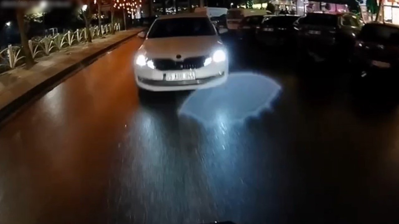 Tekirdağ’da motosikletle otomobilin kafa kafaya çarpıştığı kaza kamerada
