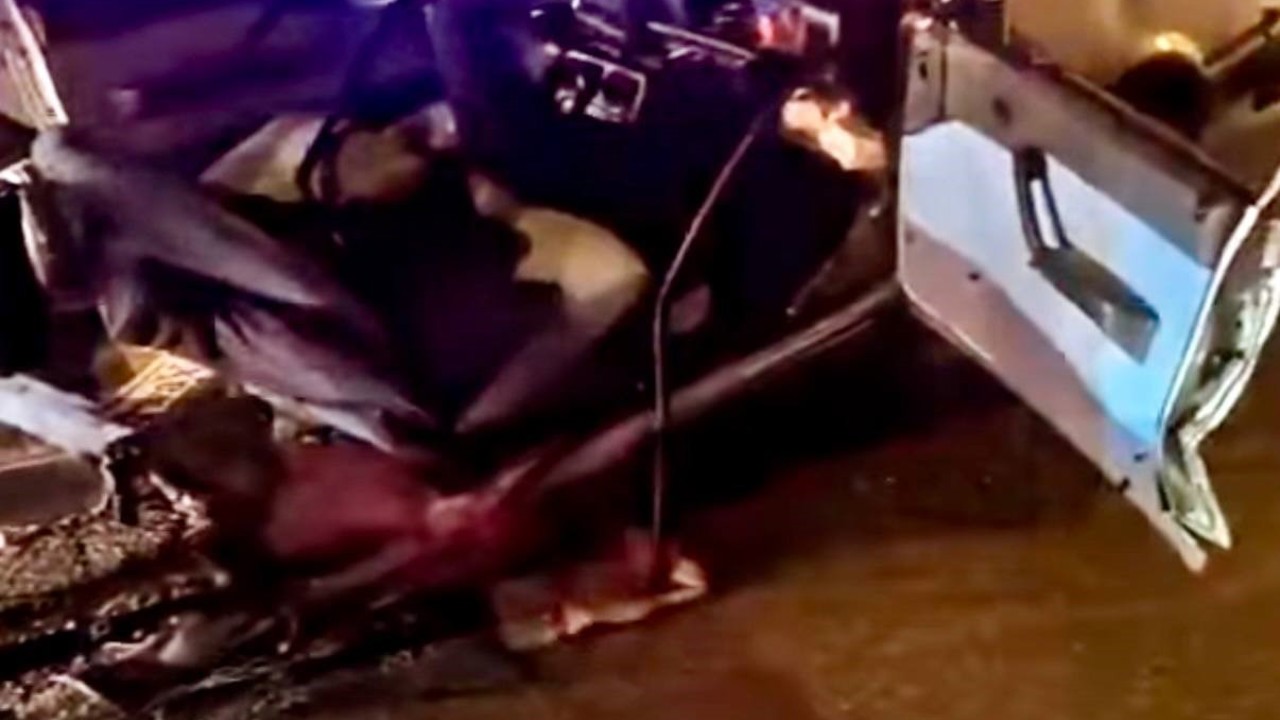 FIAT TOFAŞ otomobil kazada ikiye bölündü: 4 yaralı
