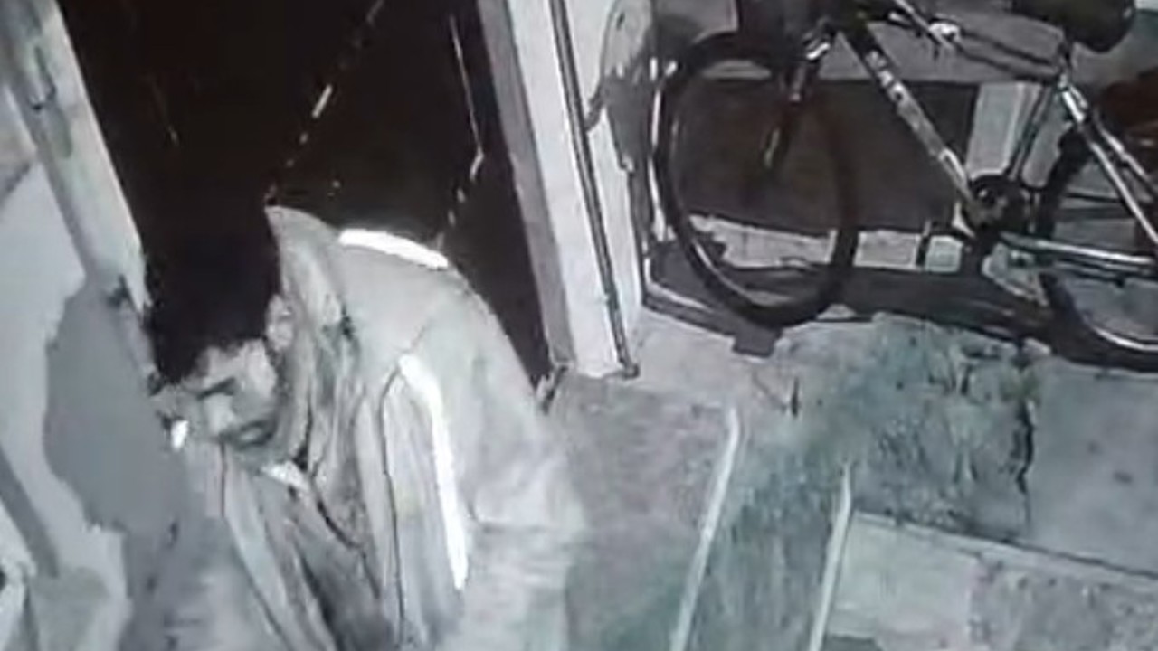 Balkondaki motosiklet ekipmanlarını çaldı
