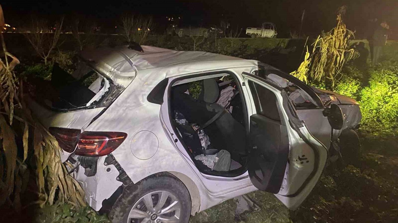 Bilecik’te otomobil tırlara çarptı: 2 yaralı
