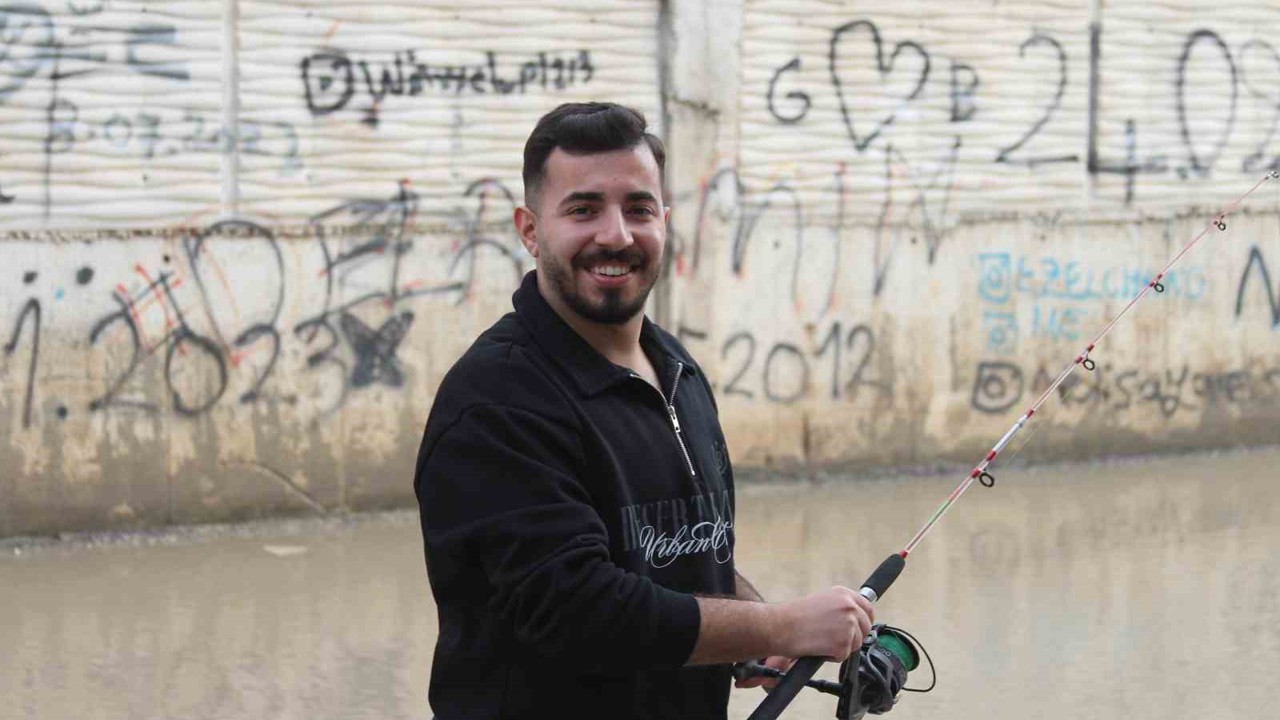 Adana’da altyapı isyanı: Esnaf göle dönen sokakta olta attı
