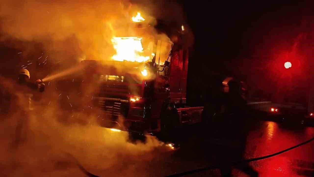 Şanlıurfa’da seyir halindeki tır alev topuna döndü
