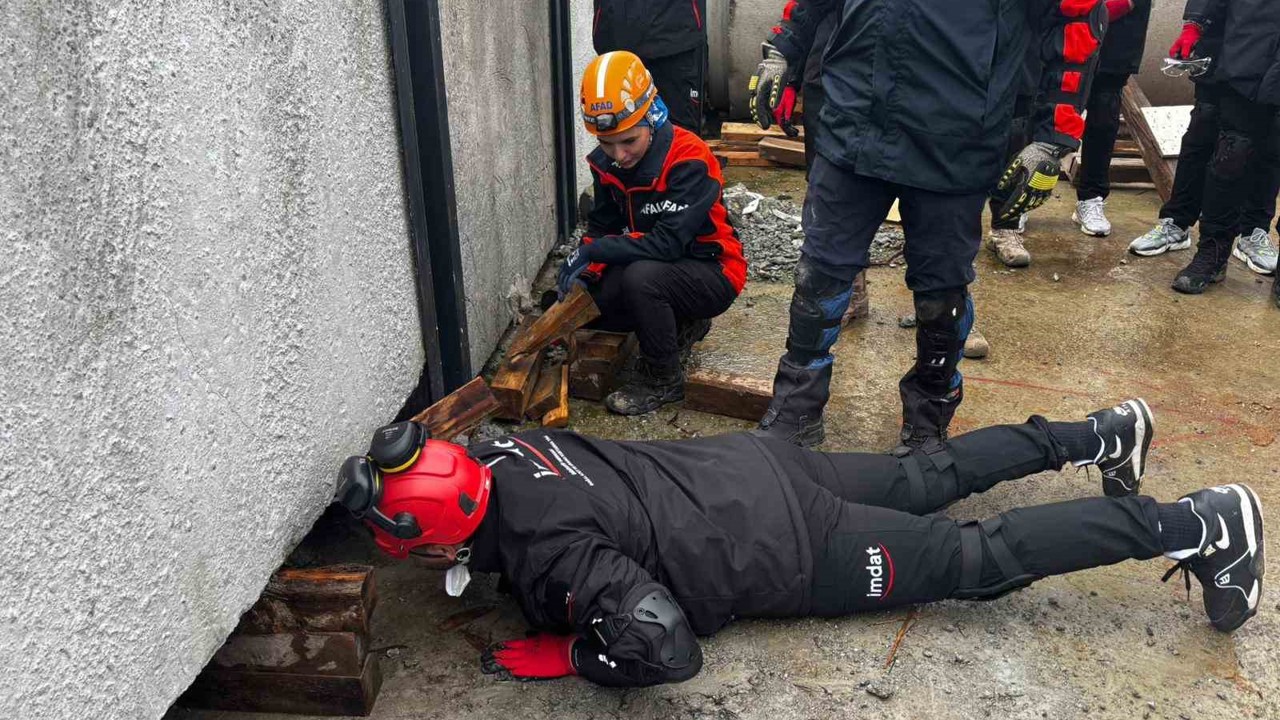 Aydın’da enkazda arama kurtarma eğitimleri sürüyor
