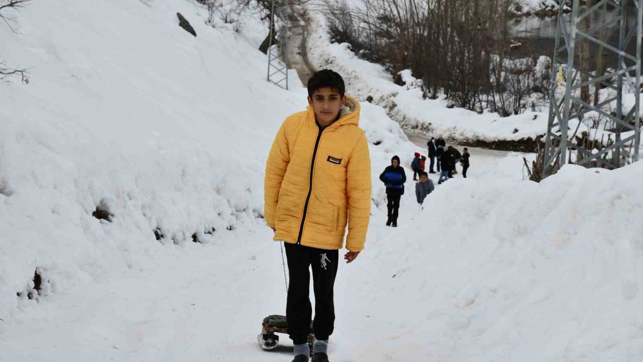 Çocukların kızaklarla kar keyfi
