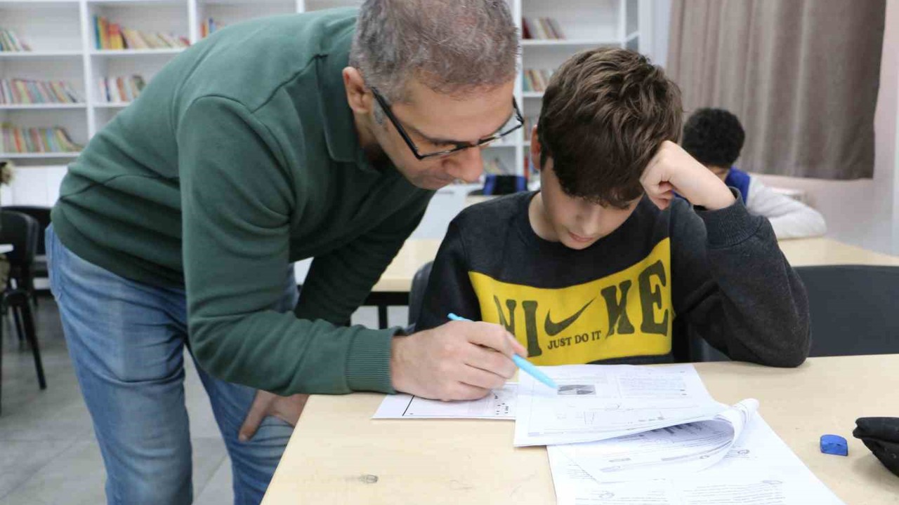 Gönüllü öğretmenler tatilde LGS’ye hazırlanan öğrencilere destek veriyor
