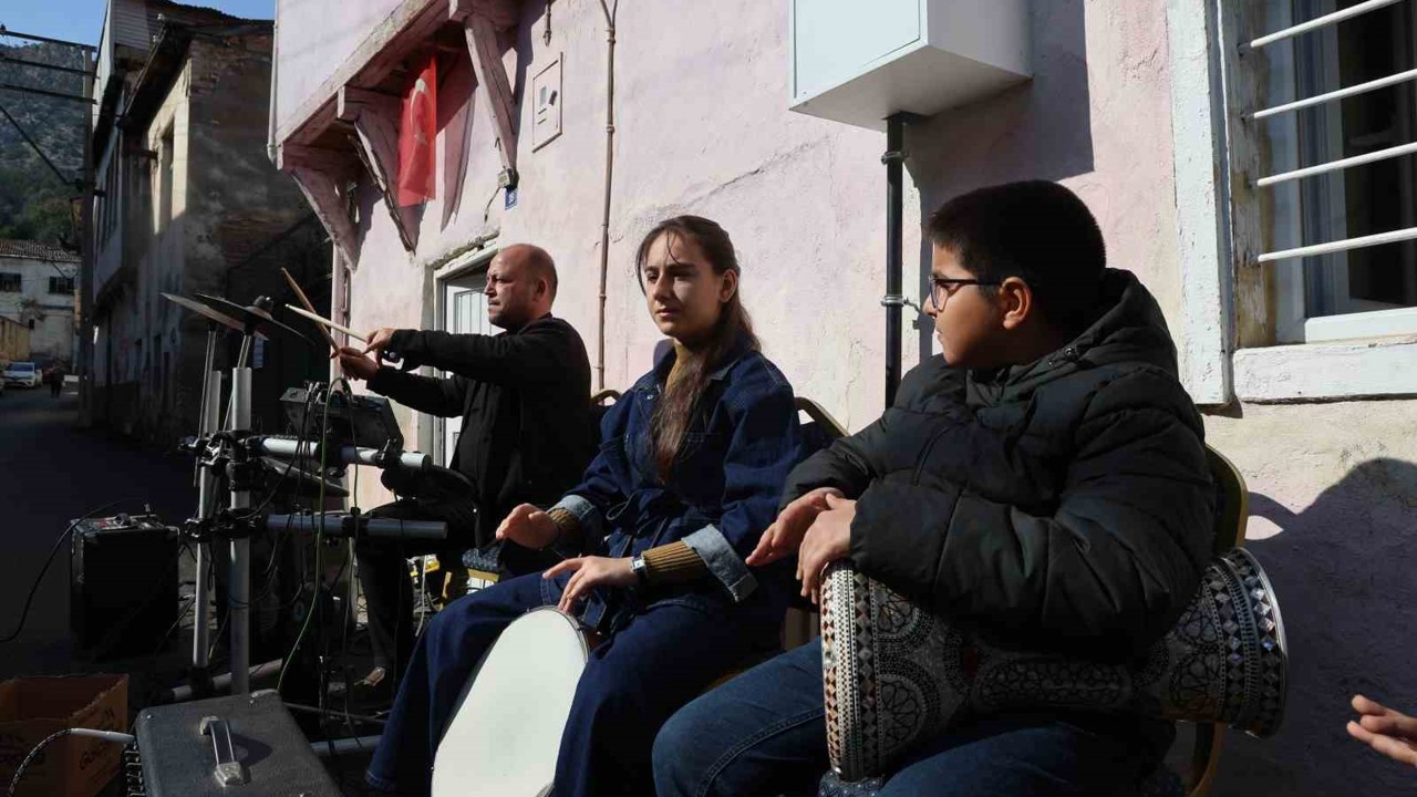 Barış Manço, annesiyle bir dönem yaşadığı evin önünde anıldı
