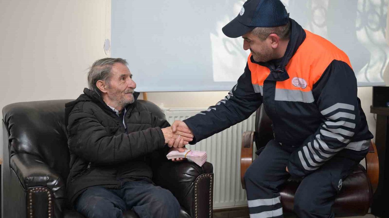 Esenyurt Belediye personeli yolda bulduğu para dolu poşeti sahibine teslim etti
