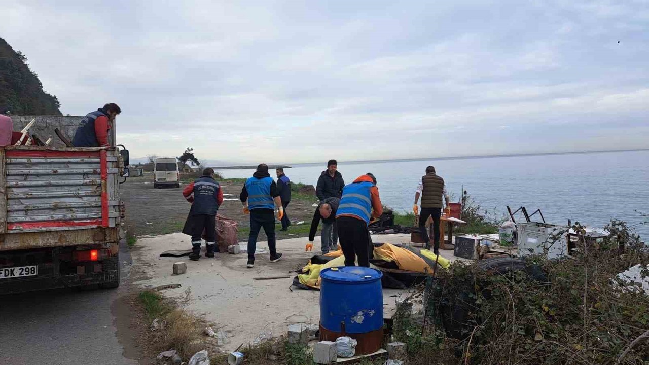 Karadeniz Ereğli’de plajlar bölgesindeki kaçak yapılan kaldırıldı

