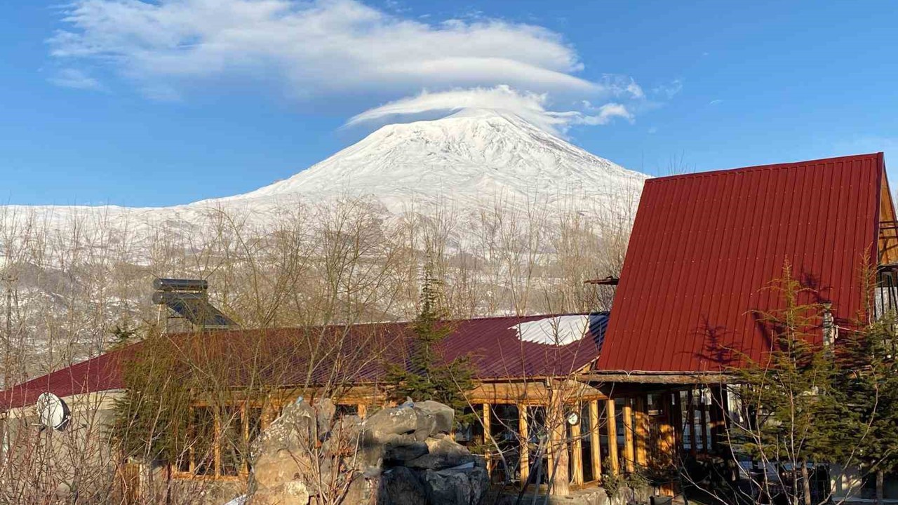 Ağrı Dağı’nın zirvesinde oluşan mercek bulutu hayran bıraktı
