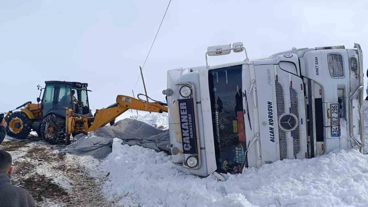 Muradiye’de gizli buzlanmadan dolayı tır devrildi
