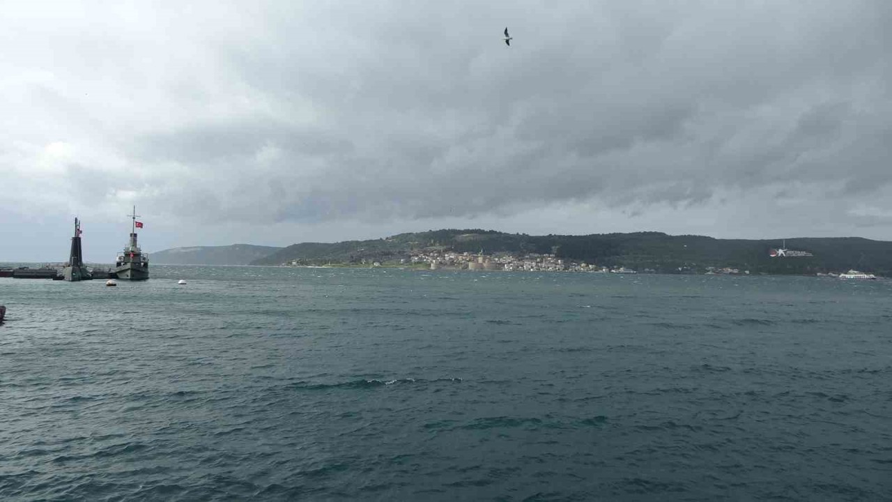 Çanakkale Boğazı fırtına nedeniyle trafiğe kapandı
